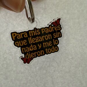 Para mis padres que llegaron sin nada y me lo dieron todo keychain